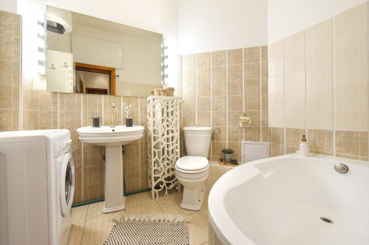 Vintage Elegance, Modern Comfort: 1Br Apartment Overlooking Calea Victoriei Bükreş Dış mekan fotoğraf